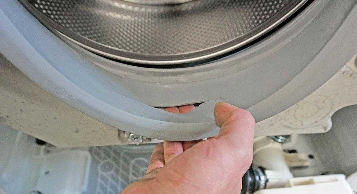 В каких случаях производится замена манжеты люка стиральной машины Indesit Как самостоятельно снять и поменять резинку люка стиральной машины Indesit Вы узнаете из нашей статьи.
