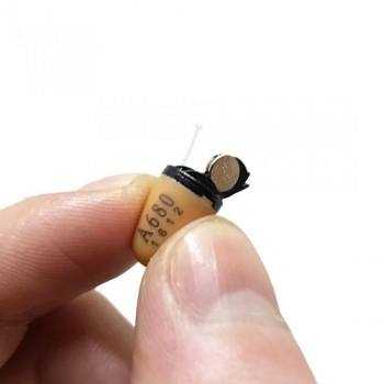 Микронаушник (33 фото): что это такое? как пользоваться? как работает беспроводной микронаушник с батарейкой? как вставлять в ухо?