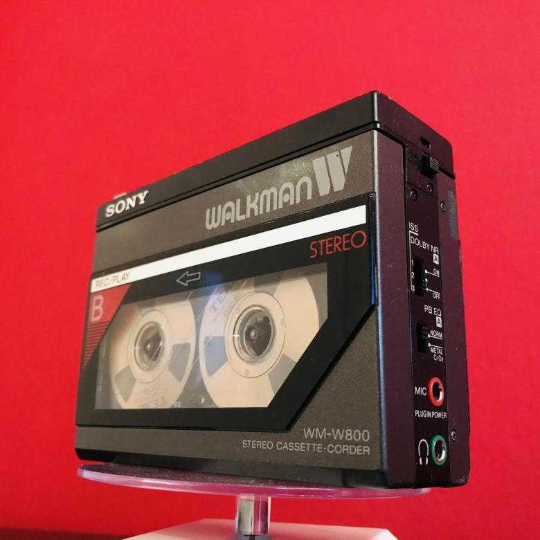 История кассетных плееров. Лучшие проигрыватели кассет. Каким был первый кассетный аудиоплеер СССР Характеристики популярных моделей того времени. Обзор современных проигрывателей для кассет. Чем руководствоваться при выборе плеера для аудио кассет