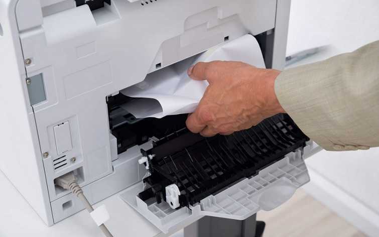 Почему принтер зажевывает бумагу и не печатает