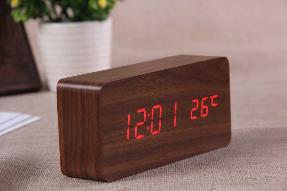 Настольные электронные часы (41 фото): с большими цифрами и термометром, от сети и на батарейках, говорящие время на русском языке