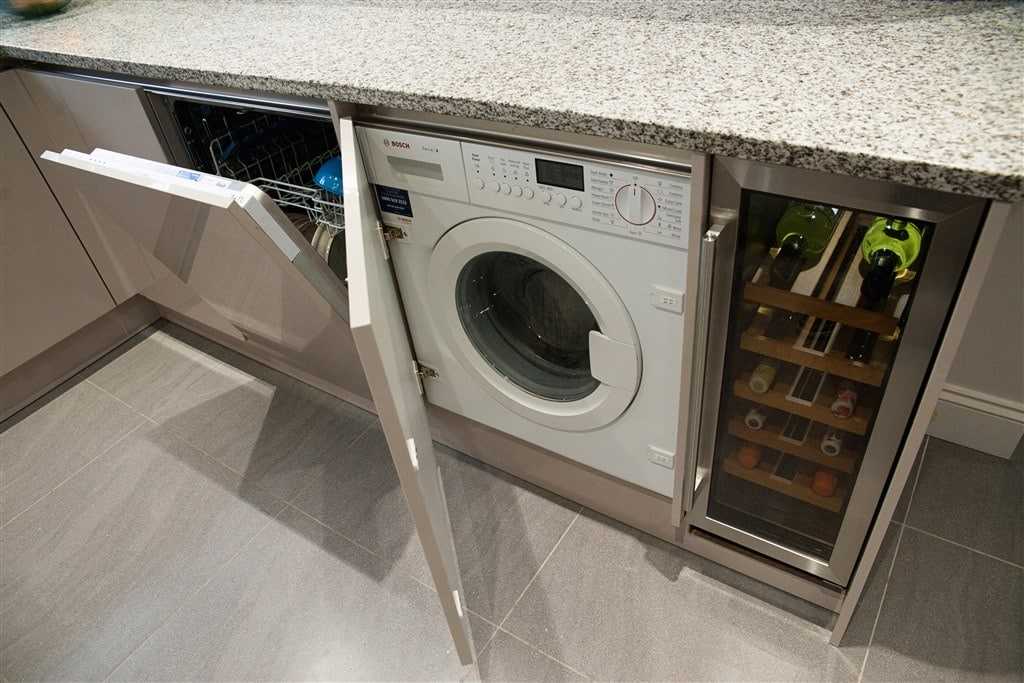 Техника под столешницу на кухне (24 фото): установка стиральной машинки, встраиваемой морозильной камеры и посудомоечной машины