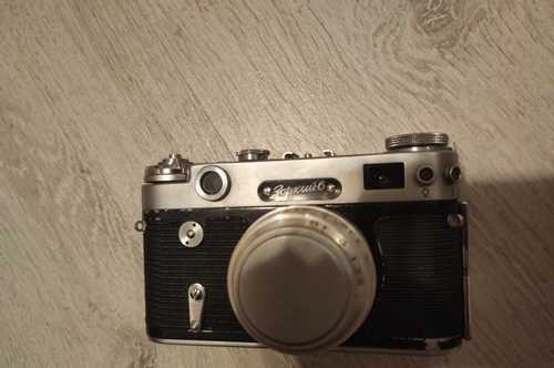 Советские фотоаппараты были известны во всём мире. Они славились хорошим качеством сборки, надёжностью. Лучшие старые модели СССР хранятся у коллекционеров, и купить их очень сложно. Известные названия редких и самых дорогих фотокамер.