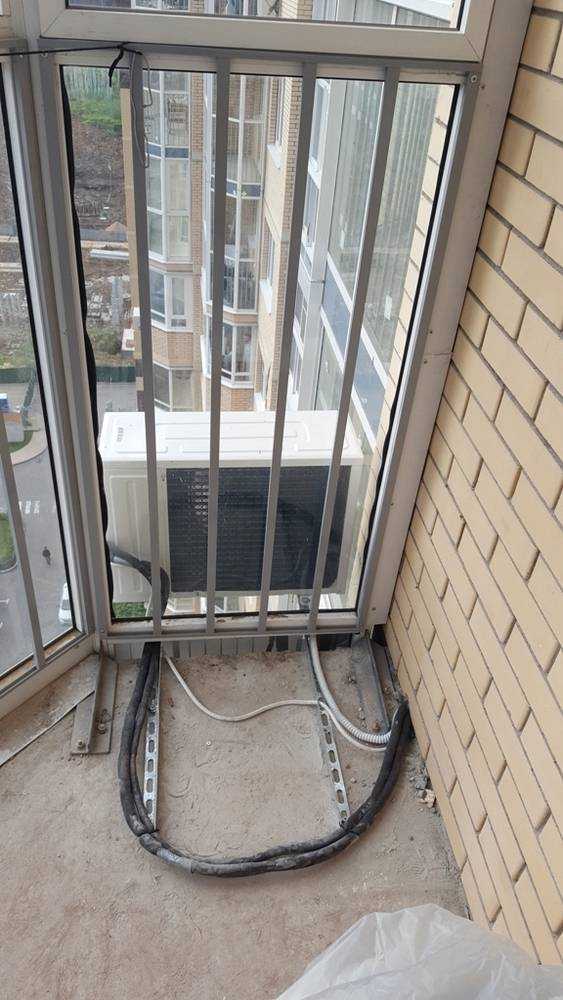 Плюсы и минусы установки внешнего блока на застекленном балконе