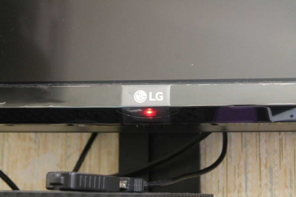 Не включается телевизор lg: мигает индикатор до включения или горит красным лампочка - причины. что делать?