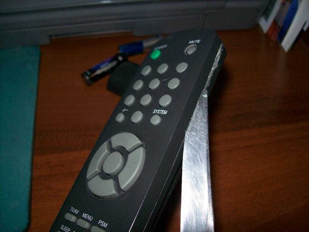 Как разобрать пульт от телевизора samsung smart tv, если не работает? особенности ремонта. как открыть пульт с тачпадом?