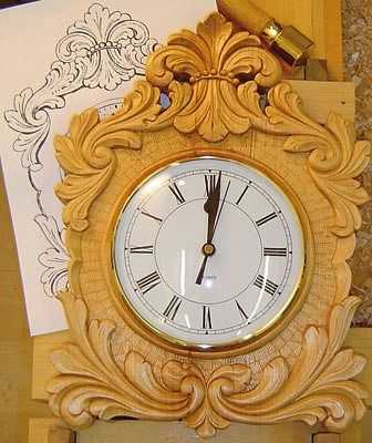Деревянные настенные часы: резные часы ручной работы в корпусе из дерева и часы seiko, другие модели в оправе из дерева на стену