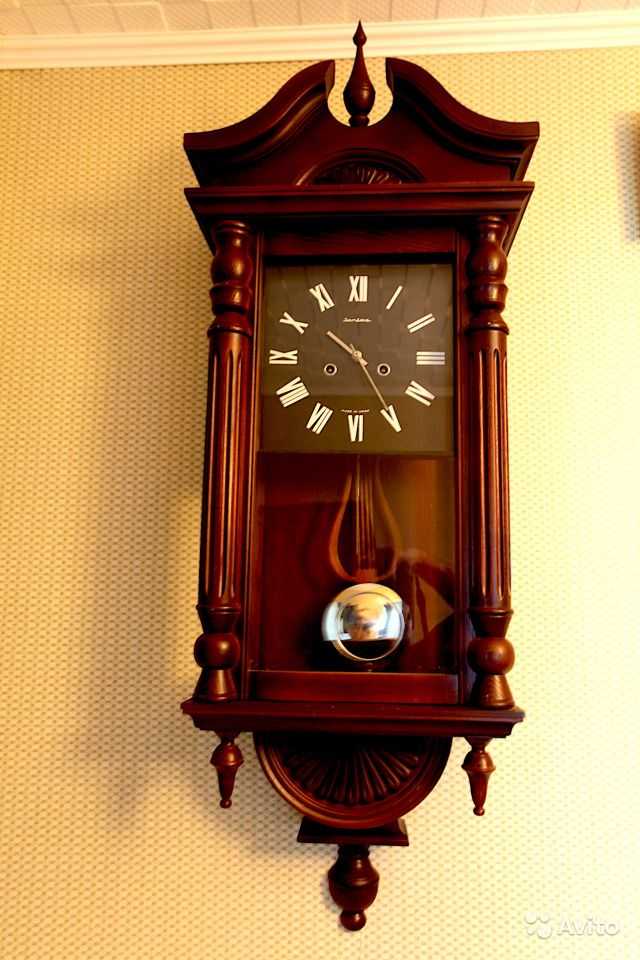 Настенные часы с маятником: механические часы с боем в деревянном корпусе и старинные часы с гирями, другие варианты. их история