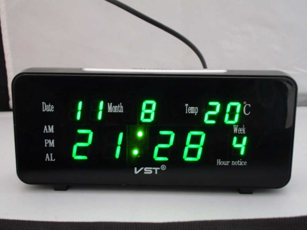 Настольные электронные часы (41 фото): с большими цифрами и термометром, от сети и на батарейках, говорящие время на русском языке