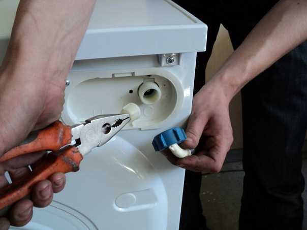 Как снять сливной фильтр на стиральной машине, если он не выкручивается или не вытаскивается