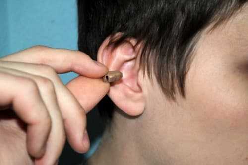 Как вставить в ухо микронаушник и правильно пользоваться девайсом?