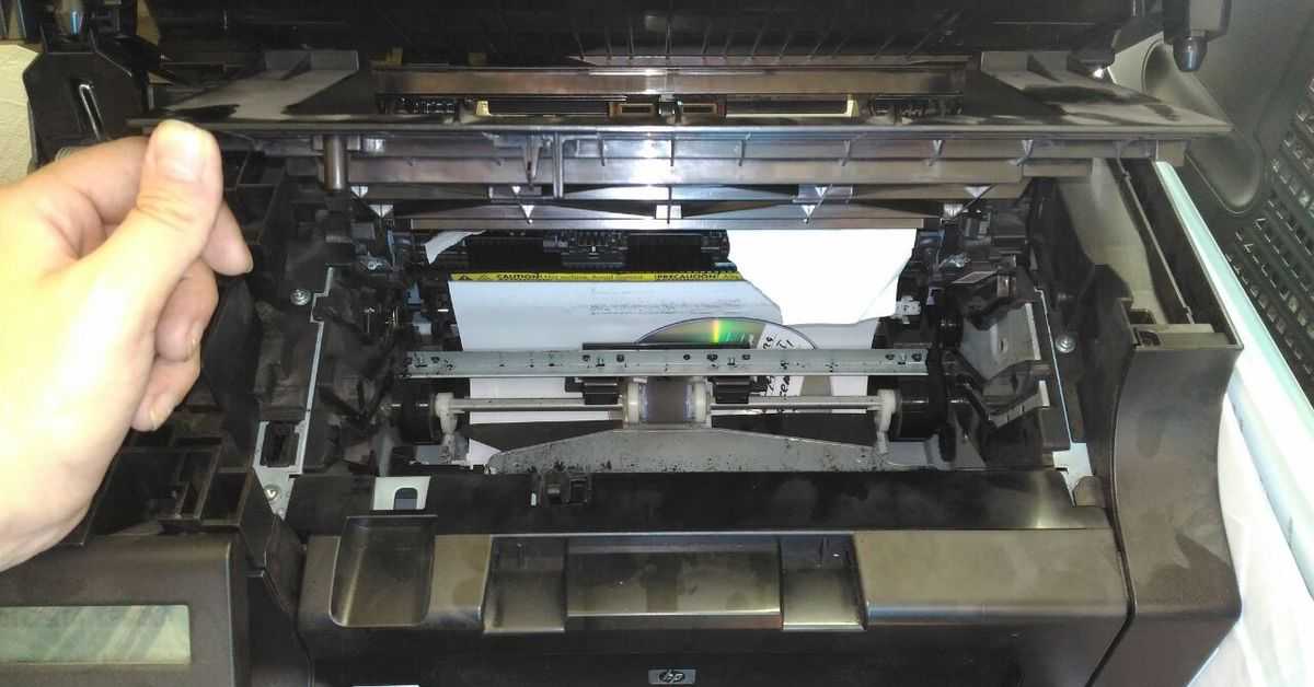 В статье описывается, как правильно нужно вставить бумагу в принтер. Что делать, если возникли трудности, и вы не знаете, как вставлять бумагу в лазерный или струйный принтер