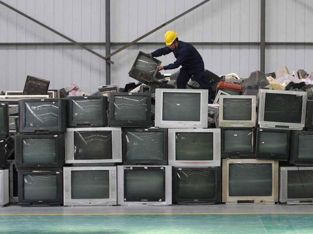 Утилизация телевизоров: куда сдать, варианты вывоза