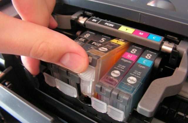 Почему принтер не печатает после заправки картриджа: что делать для возобновления работы