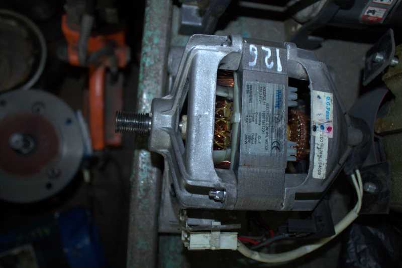 Щетки стиральной машины (27 фото): замена угольных щеток в электродвигателе. признаки износа. где находятся? почему искрят?