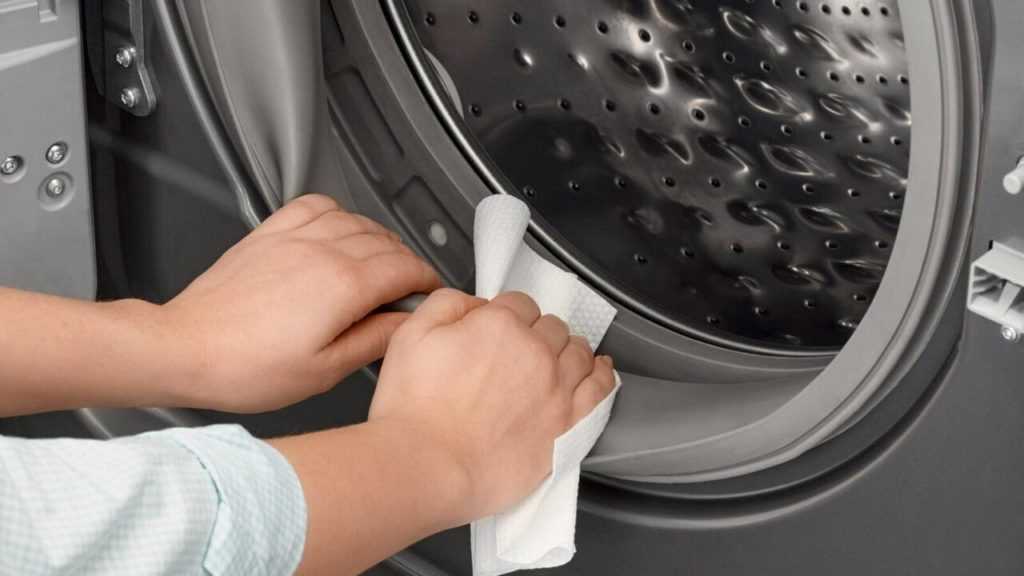 Как убрать плесень в стиральной машине с резины уплотнителя и с других частей агрегата, какие средства помогут удалить грибок и запах и как заботиться о приборе?