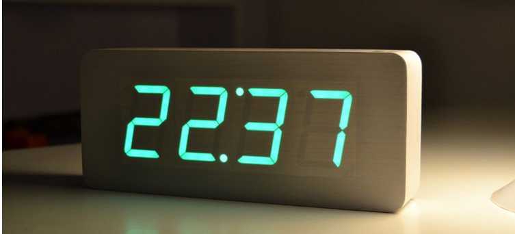Настольные часы с подсветкой: светодиодные со светящимися цифрами в темноте, на батарейках и от сети, другие
