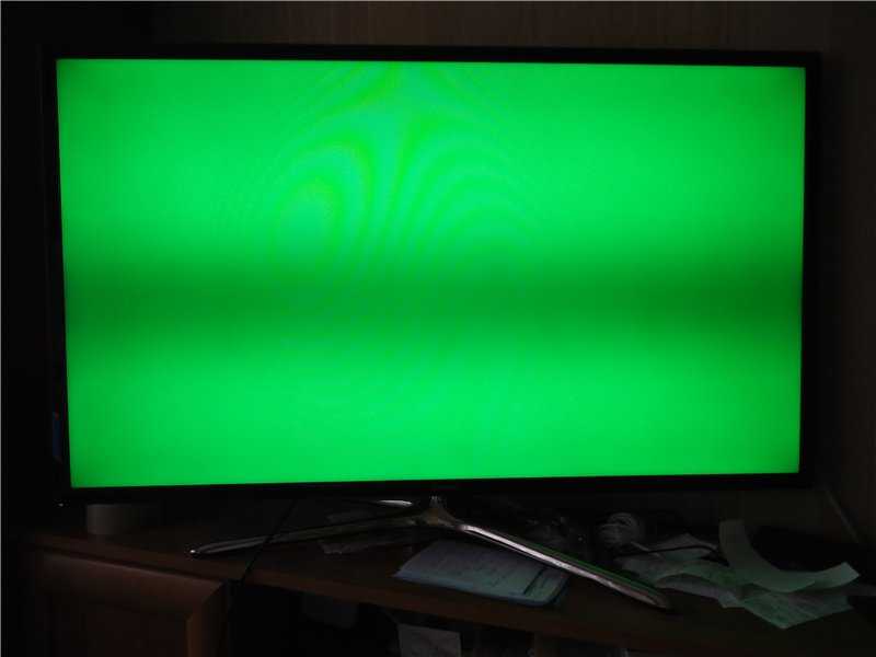 Телевизор стали. Зелёный экран телевизора самсунг. Зеленые полосы на экране телевизора. Телевизор с зелёным цветом. Монитор зеленого цвета.