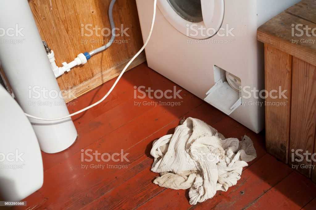Причины: почему потекла стиральная машинка снизу во время стирки