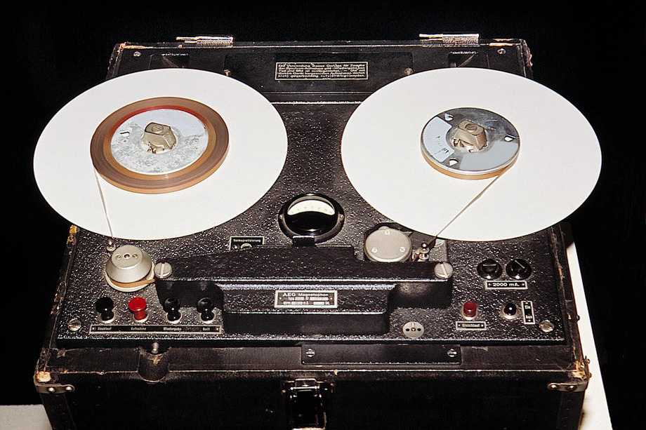 Магнитофон -  tape recorder