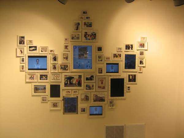 Как оформить фотографии на стене – 30 фото в интерьере