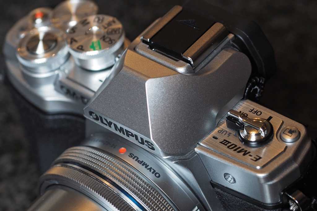 Что собой представляют современные беззеркальные фотоаппараты Рассмотрим рейтинг лучших камер для профессионалов и любителей. Как надо правильно выбирать такую технику