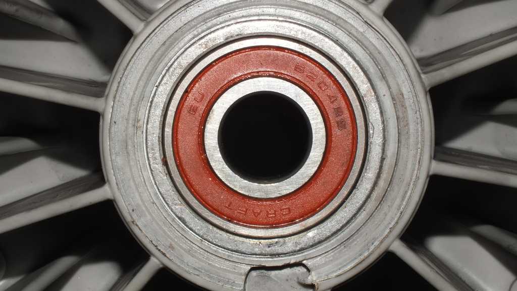 Замена подшипника в стиральной машине: как снять его с барабана для ремонта? использование съемника. как выбить и смазать подшипник?