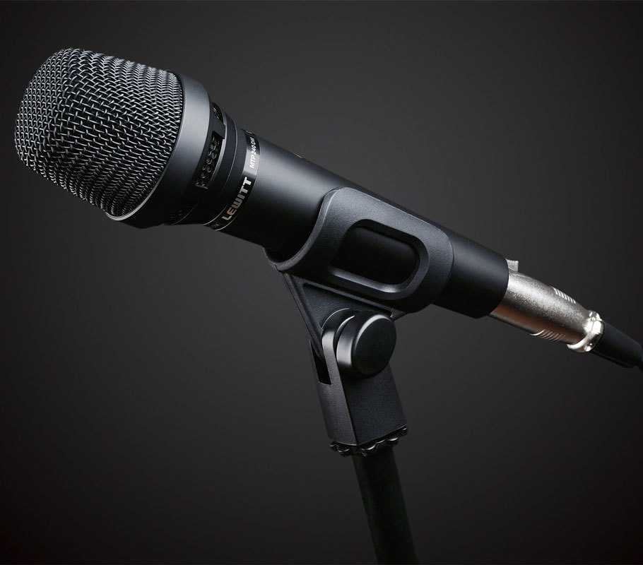 Как правильно пользоваться вокальными микрофонами на сцене?

	| prosound