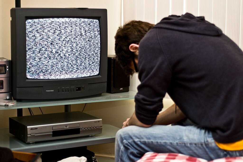 Цифровые приставки можно подключить даже к старым телевизорам. Какими способами создается данное подключение Что делать, если картина выводится в черно-белом цвете Как правильно подсоединить к одной приставке два телевизора