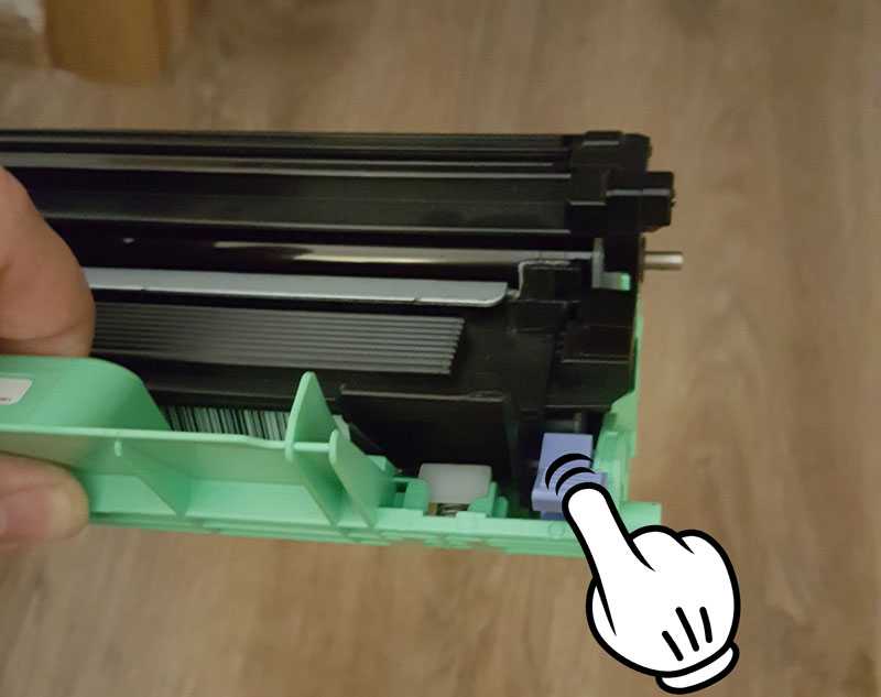 После заправки картриджа принтер не печатает: почему принтер показывает, что он пустой, если его заправили? что делать, если после замены картриджа выходит белый лист?