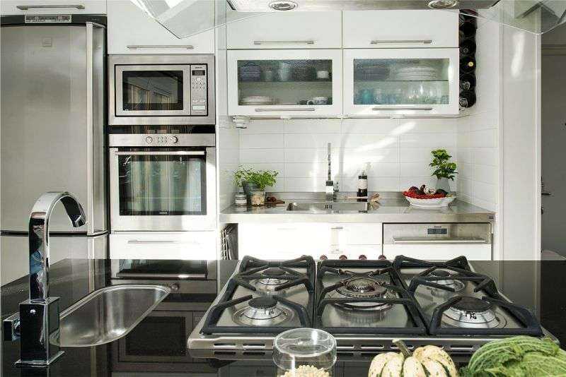 Встраиваемый телевизор для кухни: как встроить в кухонный гарнитур, встроенные на стену или фасад, подвесной шкаф с тв