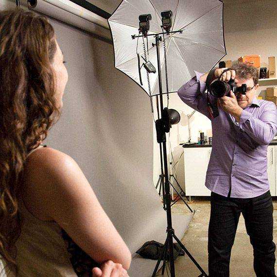 Женский портрет в студии: как работать со светом / съёмка для начинающих / уроки фотографии
